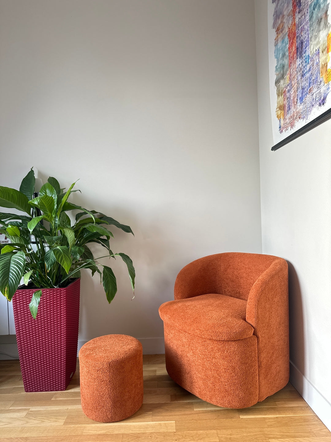 HALMSTAD – Obrotowy fotel salonowy i pufa z tkaniny w kolorze terakoty