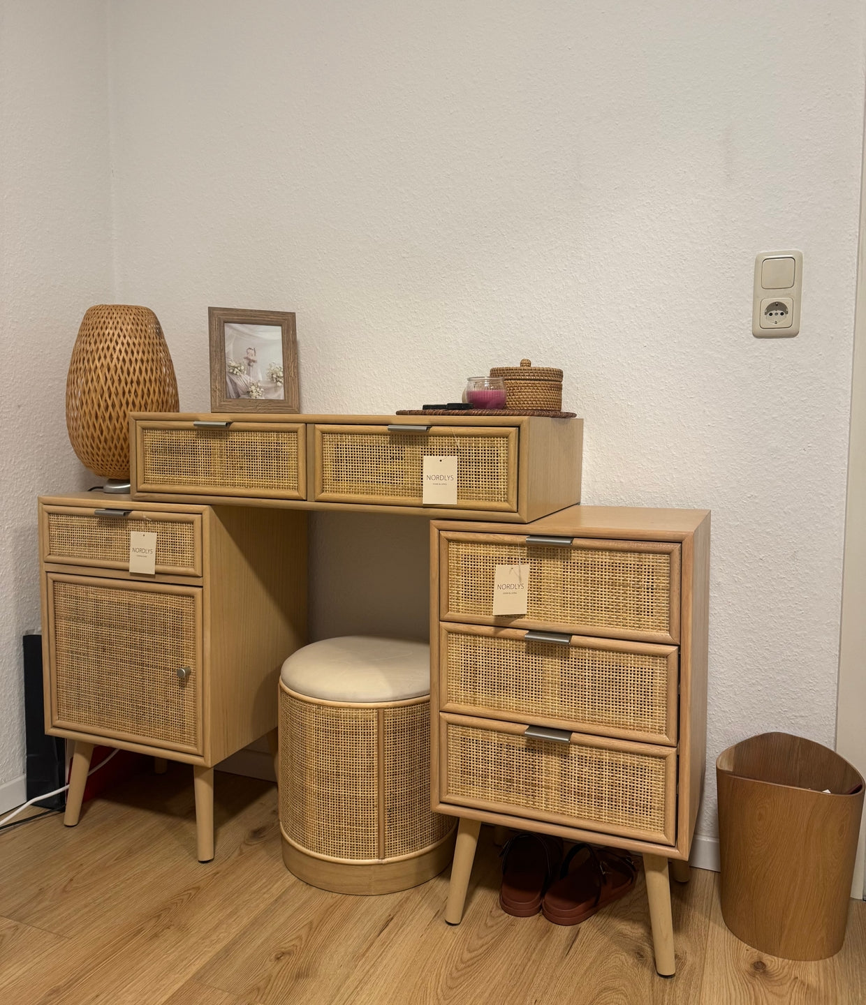 NAGOYA – Komoda z 3 szufladami z drewna i naturalnego rattanu