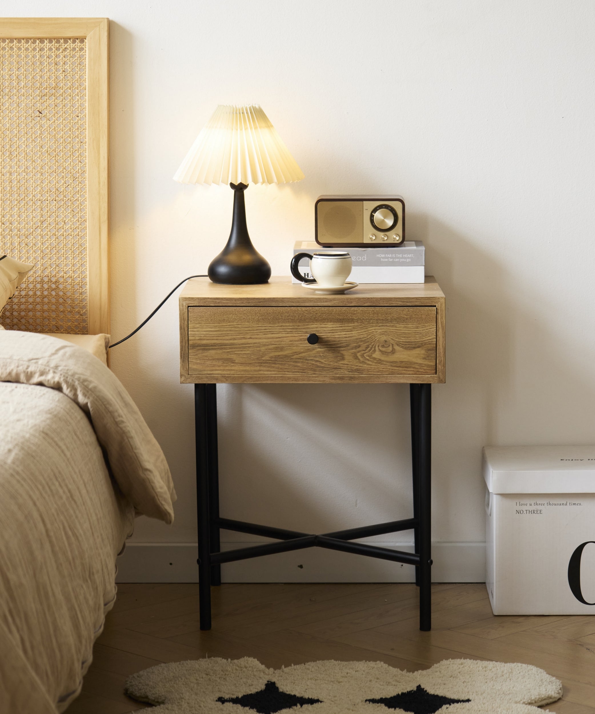 TORRING - Drewniany stolik nocny z 1 szufladą