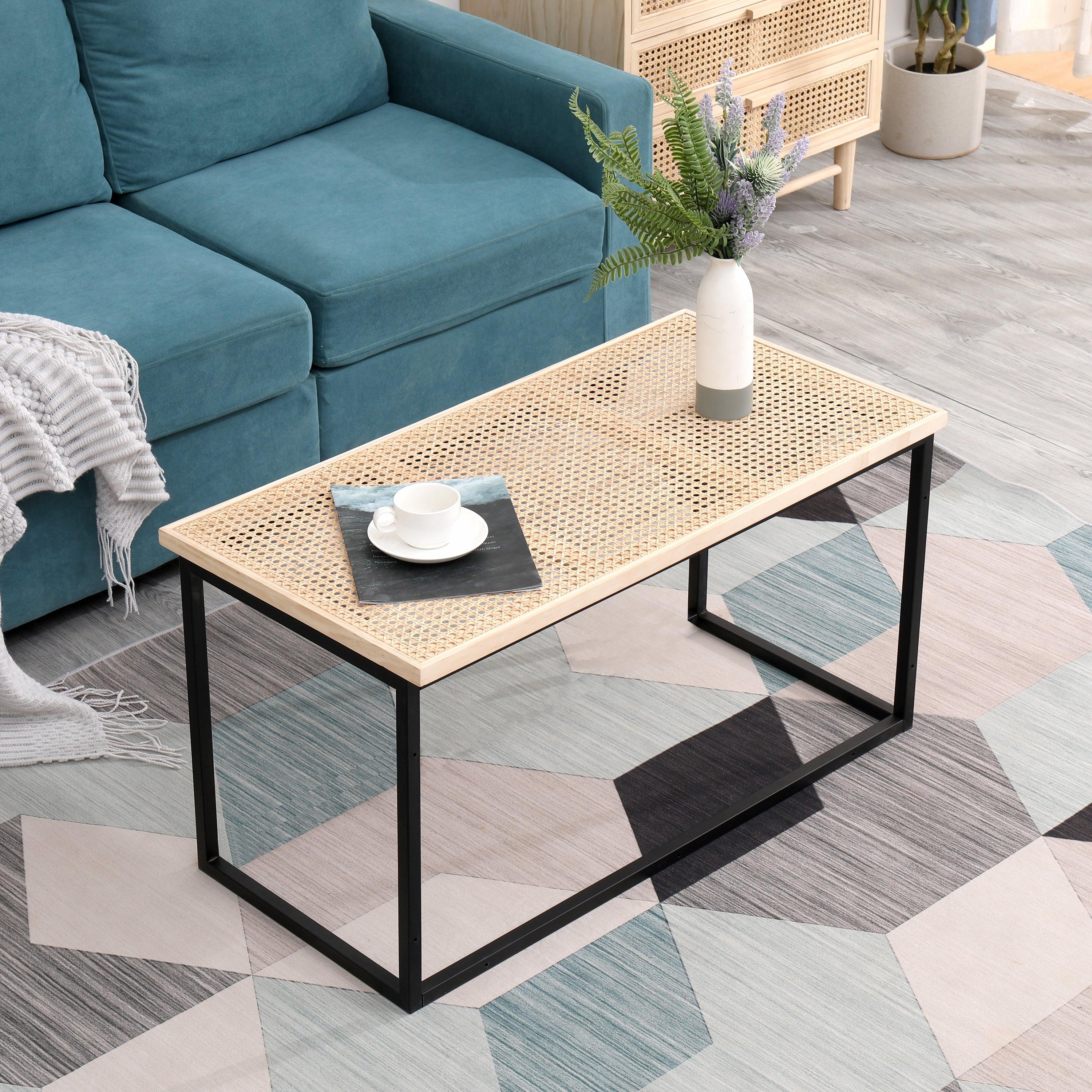 Industrialny stolik kawowy z rattanu i czarnego metalu