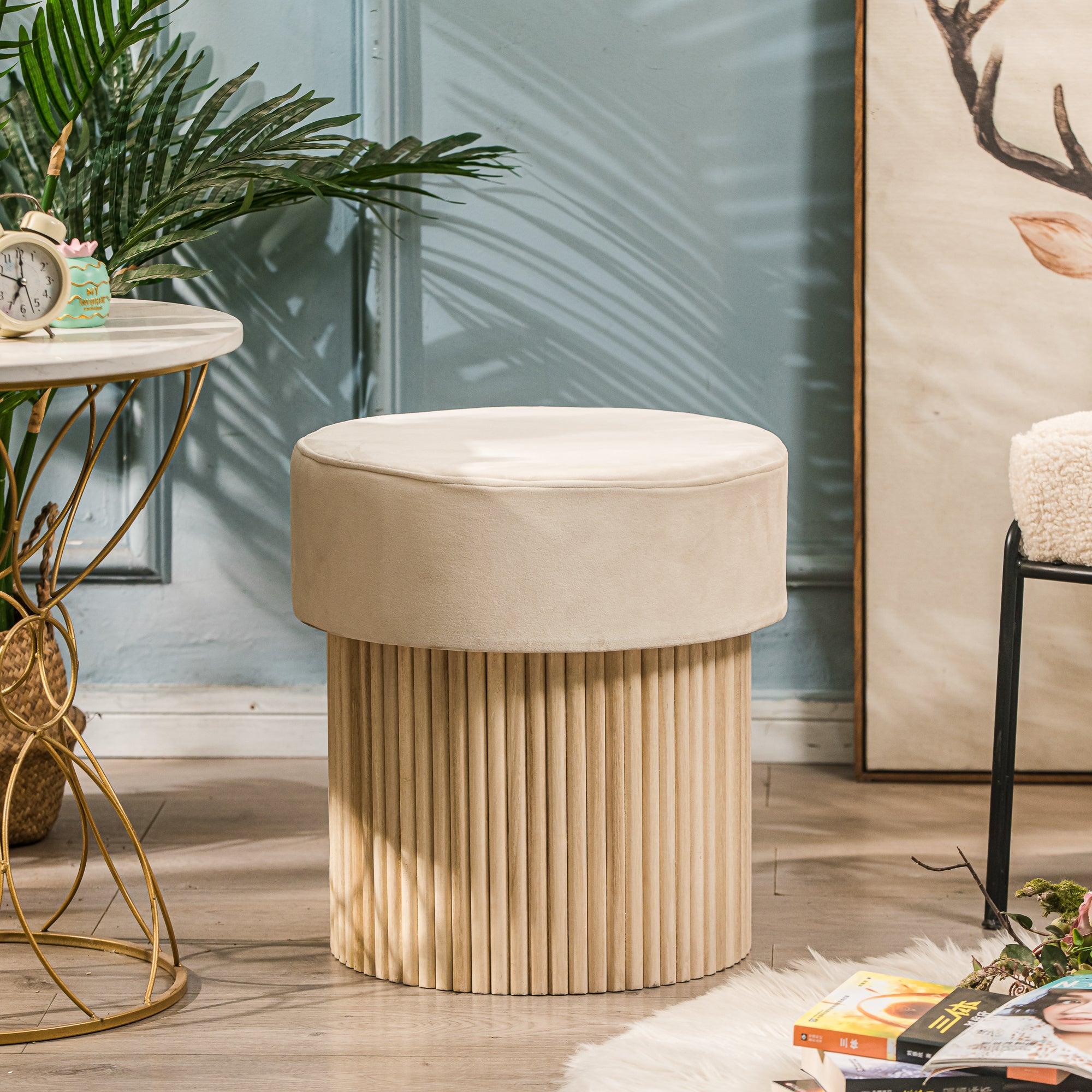 Beżowa pufa z aksamitu i drewniana podstawa