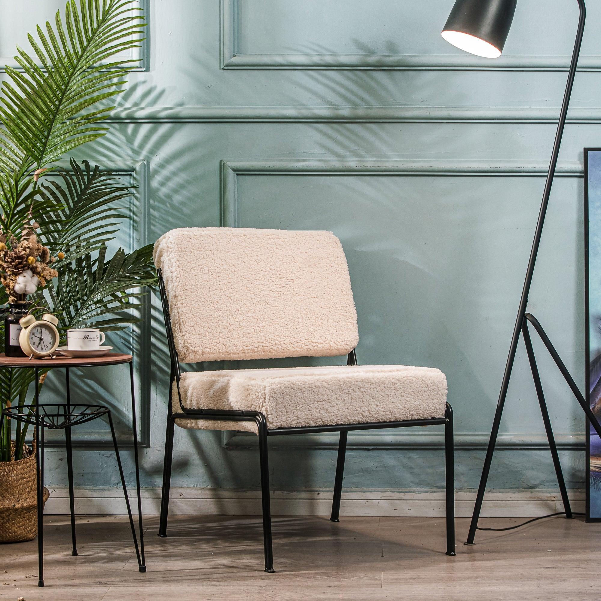 Fotel salonowy z metalu i białymi pętelkami