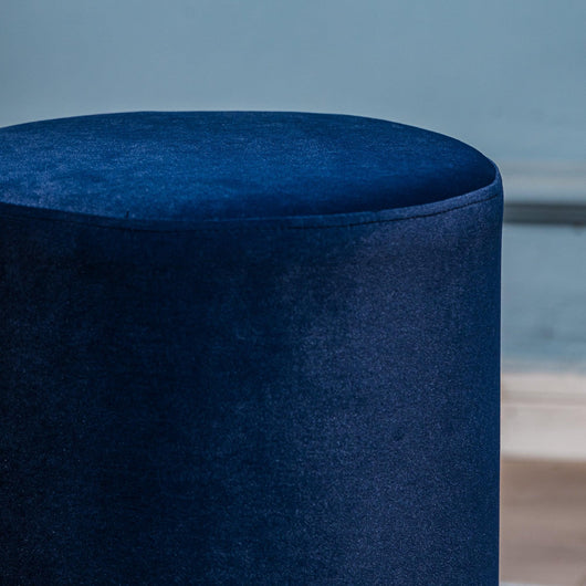Pouf en velours bleu et base en bois